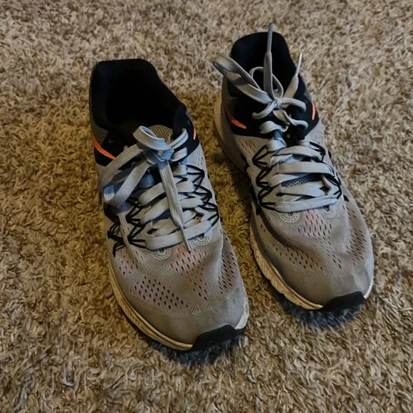 Nike Tennis Shoes - Picture 2 of 3